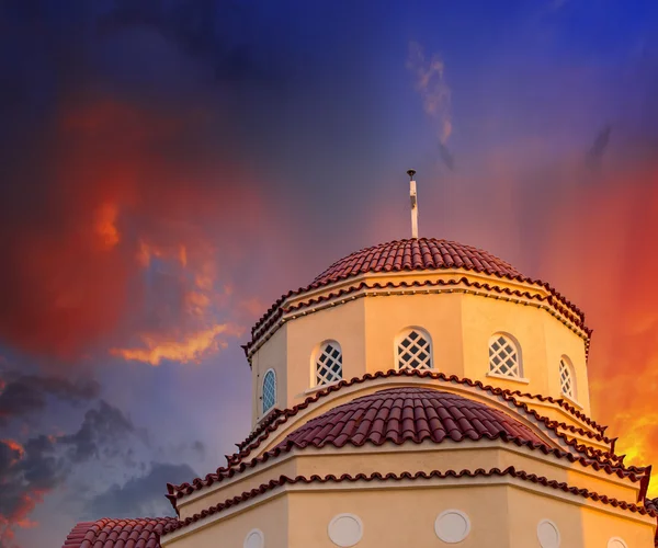 Antigua mezquita turca en la plaza central de la isla de Kos en Grecia — Foto de Stock