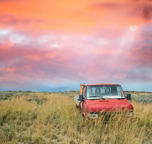 Bir çayır üzerinde terkedilmiş kamyon — Stok fotoğraf