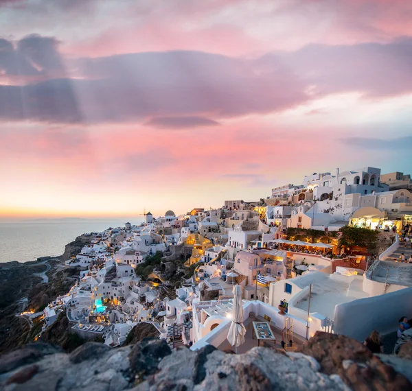 Pueblo mediterráneo de Oia al atardecer, isla de Santorini - Grecia —  Fotos de Stock