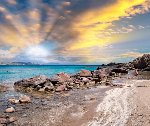 Bellissimo paesaggio marino con rocce e acque cristalline — Foto Stock