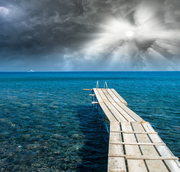 Trä brygga över havet — Stockfoto