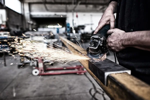 Homme travaillant avec de la meule dans une usine — Photo