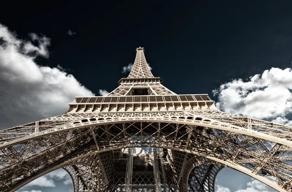 Paris. güçlü yapısı, gün batımında muhteşem Eyfel Kulesi — Stok fotoğraf