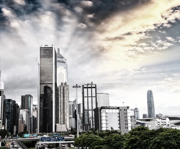 Hong kong Wolkenkratzer in der Nähe des Zentrums, Blick bei Sonnenuntergang — Stockfoto