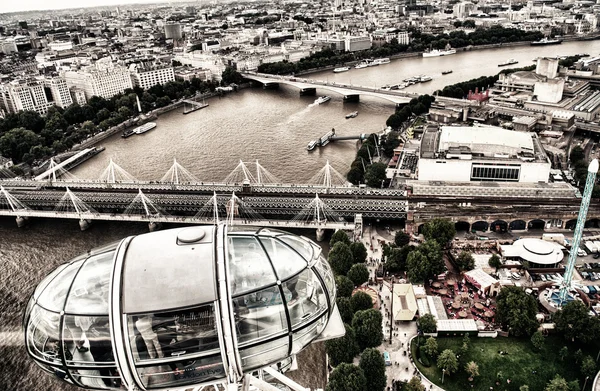 LONDON - SEPTEMBER 29, 2013: London Eye Cabin and cityscape. Lon — Stock Photo, Image