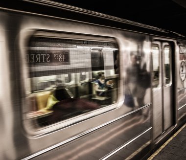 Metro treninin Manhattan station, new York'un hareketli