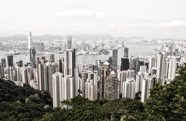 Hong kong ve kowloon binalar. Havadan görünümü gökdelenlerin üzerinde bir — Stok fotoğraf