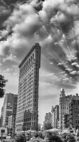 NUEVA YORK - 29 DE ABR: Fachada de edificio de hierro plano el 29 de abril de 2011 . —  Fotos de Stock