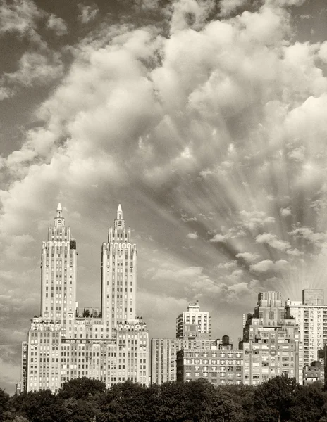摩天大楼及在曼哈顿中央公园沿线的建筑物 — 图库照片