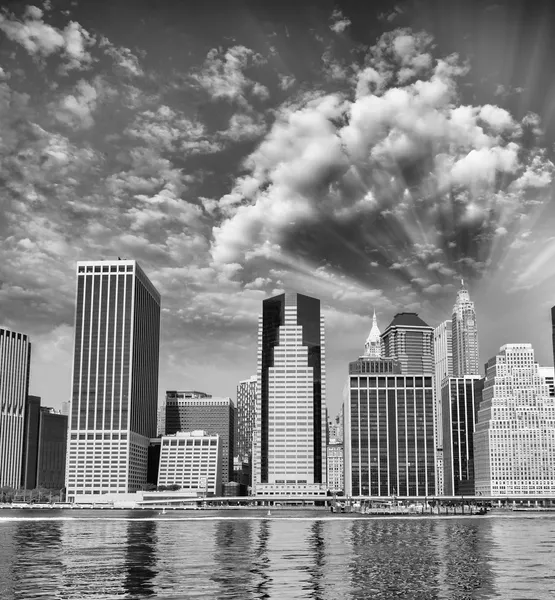 Rascacielos y naturaleza en Nueva York. Escena del atardecer en Manhattan — Foto de Stock