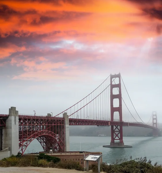 Закат над мостом Золотые Ворота Сан-Франциско — стоковое фото
