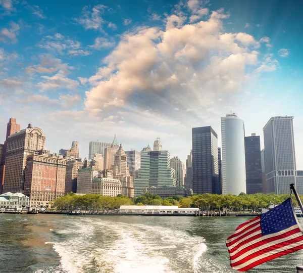 American flag with New York skykine on background — Stock Photo, Image