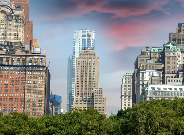 Ciudad de Nueva York. skyline de Manhattan con hermoso cielo al atardecer — Foto de Stock