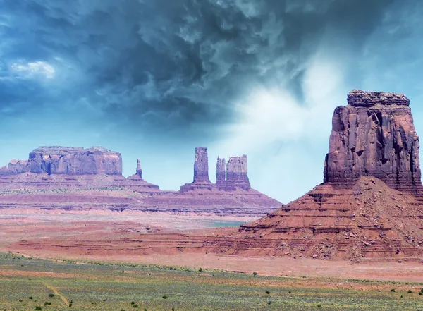 Jedinečné buttes a krajiny monument valley, utah, usa. — Stock fotografie