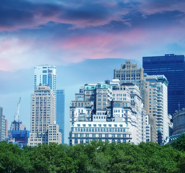 New york city. panoramę Manhattanu z piękne niebo o zmierzchu — Zdjęcie stockowe