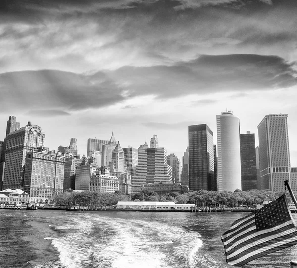 Nova Iorque. Linha do horizonte de Manhattan do rio Hudson com bandeira americana — Fotografia de Stock
