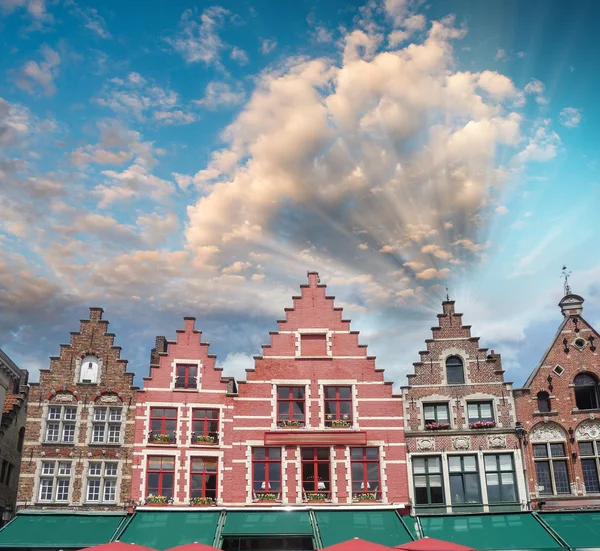 Farbenfroher Platz und Häuser in Brügge, Belgien — Stockfoto
