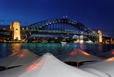 Sydney harbour yaklaşırken akşam
