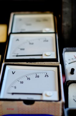 voltmetre maruz bir elektronik Fuarı