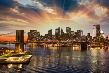 Brooklyn Köprüsü ve new York'un gökdelenleri, gece