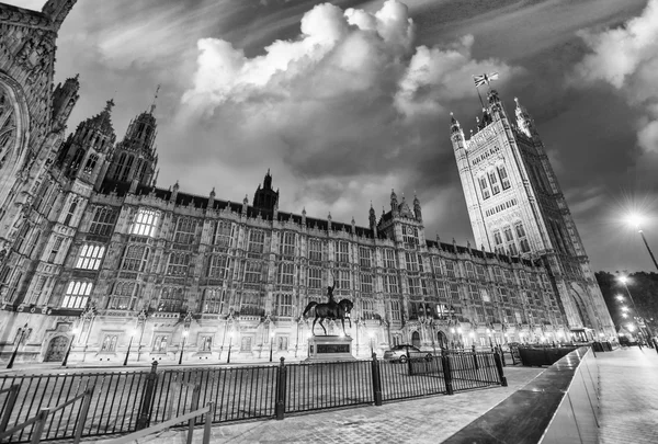 Palace of westminster i solnedgången, london. Westminsterpalatset - — Stockfoto