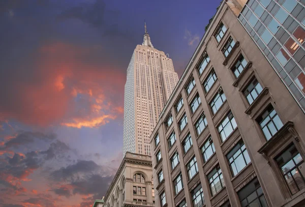 Céu dramático sobre arranha-céus da cidade de Nova York — Fotografia de Stock