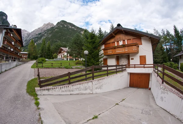Typické Dolomity house, Itálie — Stock fotografie