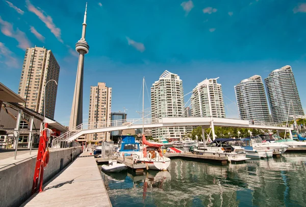 Vista de Toronto a partir de um cais, Canadá — Fotografia de Stock