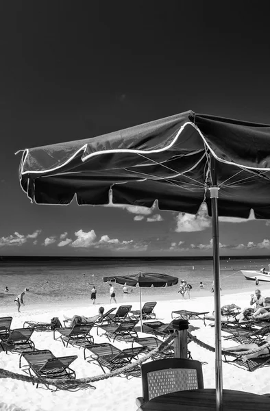 Paraguas de playa roja y aguas turquesas del Caribe —  Fotos de Stock