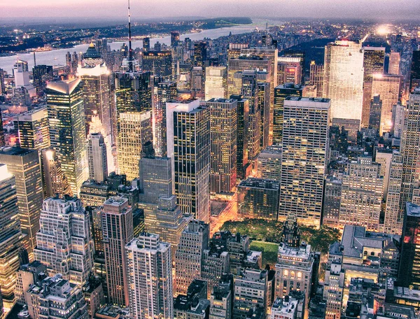 gökdelenler ve new york şehrinin renklerini