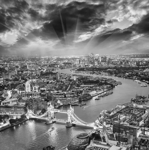 Londýn. Letecký pohled na mostu tower bridge za soumraku s krásné město — Stock fotografie