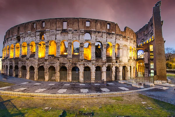 Kolory Koloseum w zachód słońca w Rzymie — Zdjęcie stockowe