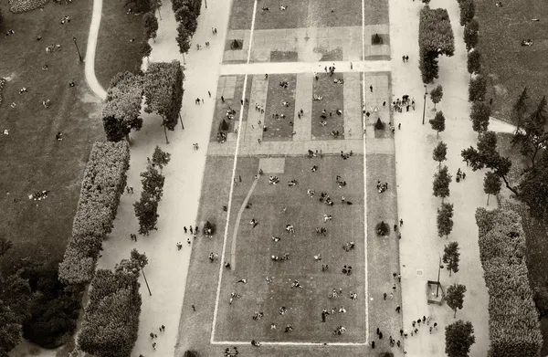 Crowd of tourists relaxing in Champs de Mars gardens — Stock Photo, Image