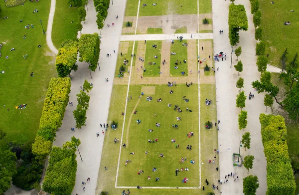 Tłum turystów relaksu w ogrodzie Champs de Mars — Zdjęcie stockowe