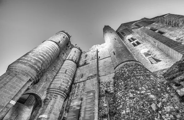 De abdij van mont saint michel in de schemering — Stockfoto