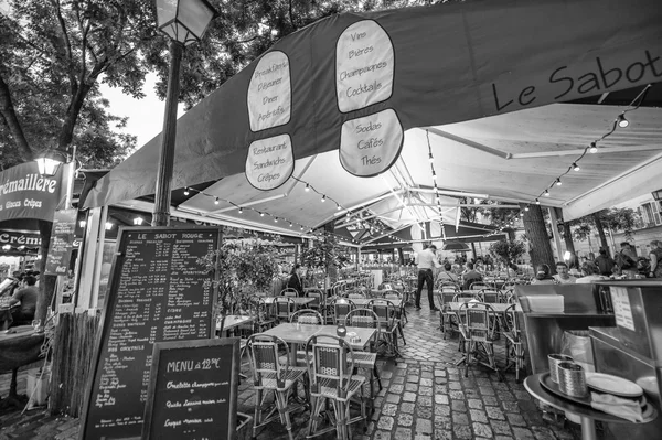 Turistas apreciam a vida nas ruas de Montmartre . — Fotografia de Stock
