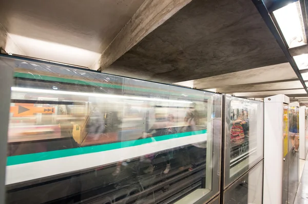 Comboio subterrâneo na estação de metro . — Fotografia de Stock