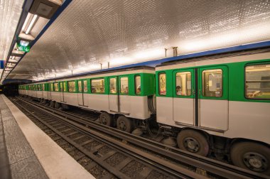 Paris metro tren.