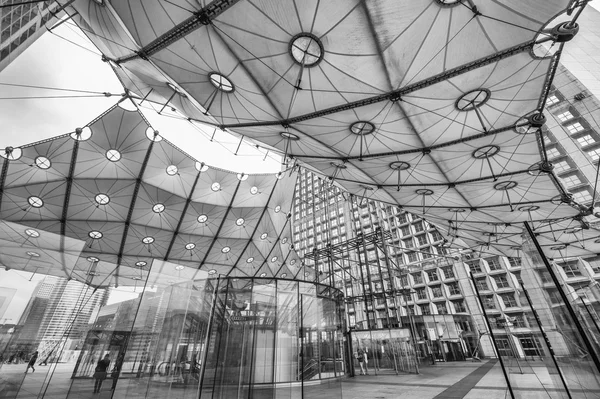 Grand Arche en el distrito financiero de La Defense — Foto de Stock