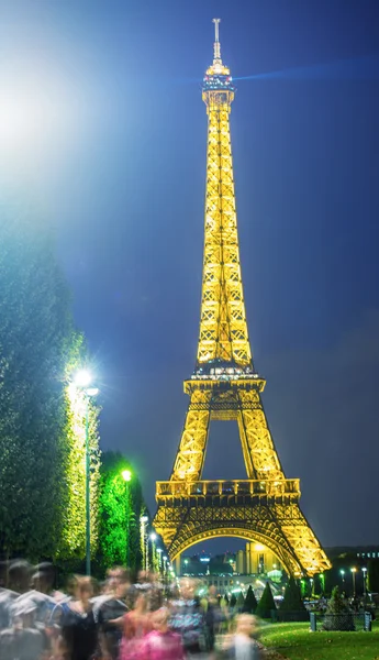 Eiffel toren nachtverlichting met bomen. — Stockfoto