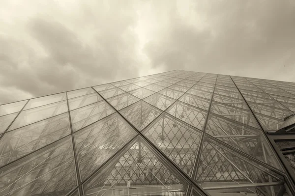 Pyramida v Louvru geometrických linek — Stock fotografie