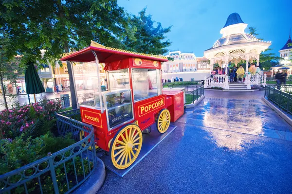 Tren de palomitas en Disneyland Park — Foto de Stock
