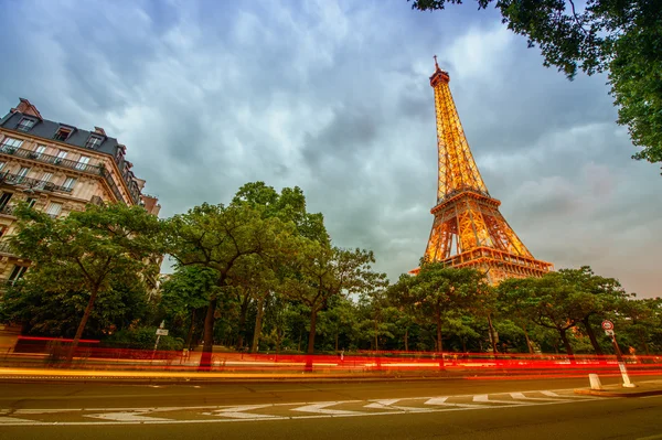 Torre Eiffel e trilhas de semáforo — Fotografia de Stock