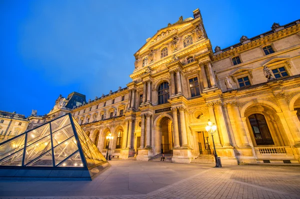 Louvre museum at twilight — Stock Photo, Image