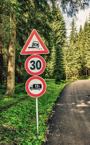 Low speed limit sign — Stock Photo, Image