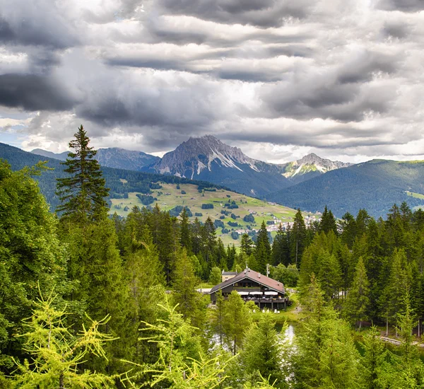 Dolomites에 집 — 스톡 사진