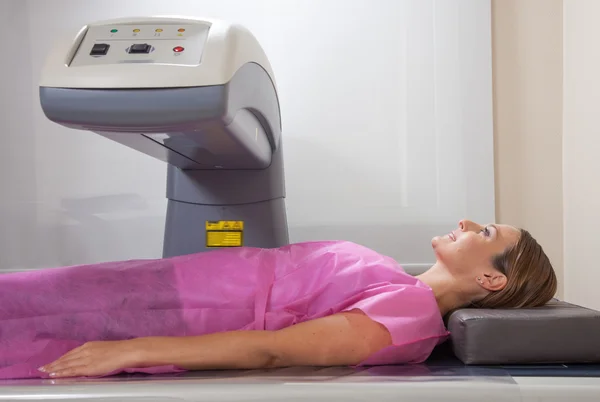 Vrouw ondergaat open mri-scan. — Stockfoto
