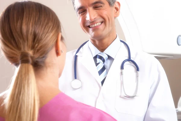 Médico hablando con paciente femenino — Foto de Stock