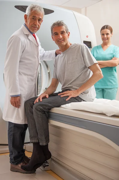 Пациент с врачами, объясняющими КТ — стоковое фото