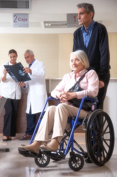 Femme âgée en fauteuil roulant — Photo